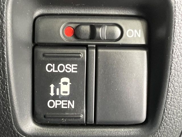 【パワースライドドア】スマートキーや運転席のスイッチでスライドドアの開閉が可能♪電動だから力を入れてドアを開ける必要が無く、小さいお子様でも、重い荷物を持っている時もラクに開け閉めできます♪