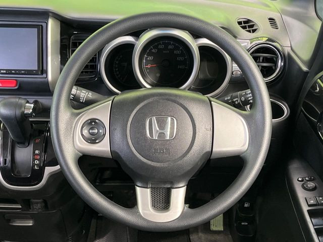 �C���e���A�ɍ��킹���f�U�C���̃X�e�A�����O�́A�^�]�������̂��Ƃ��l���A�^�]���₷���`��A�傫���ł��B�����x�A���ۂɐG���Ă��m���߂��������B