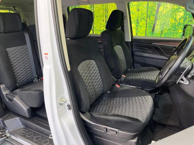 運転席まわりには十分なスペースがあり、大柄な方でもゆったり運転していただける環境です。