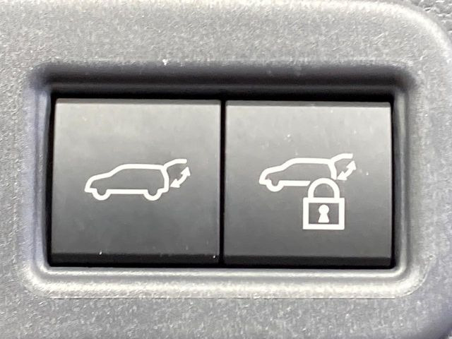 【パワーバックドア】スマートキーや運転席のボタンを押すだけでリアゲートが自動で開閉します!荷物を持っている時や、高い位置にあるバックドアを閉める際に便利な機能です♪
