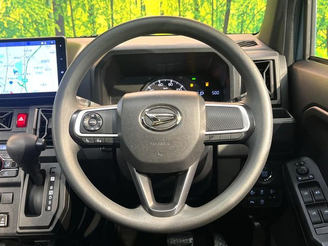 インテリアに合わせたデザインのステアリングは、運転される方のことも考え、運転しやすい形状、大きさです。是非一度、実際に触ってお確かめください。