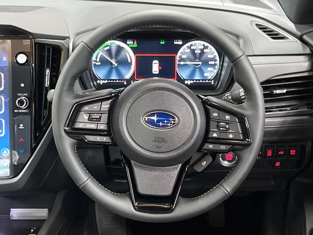 �C���e���A�ɍ��킹���f�U�C���̃X�e�A�����O�́A�^�]�������̂��Ƃ��l���A�^�]���₷���`��A�傫���ł��B�����x�A���ۂɐG���Ă��m���߂��������B