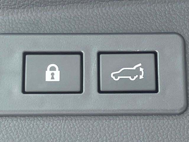 【パワーバックドア】スマートキーや運転席のボタンを押すだけでリアゲートが自動で開閉します!荷物を持っている時や、高い位置にあるバックドアを閉める際に便利な機能です♪
