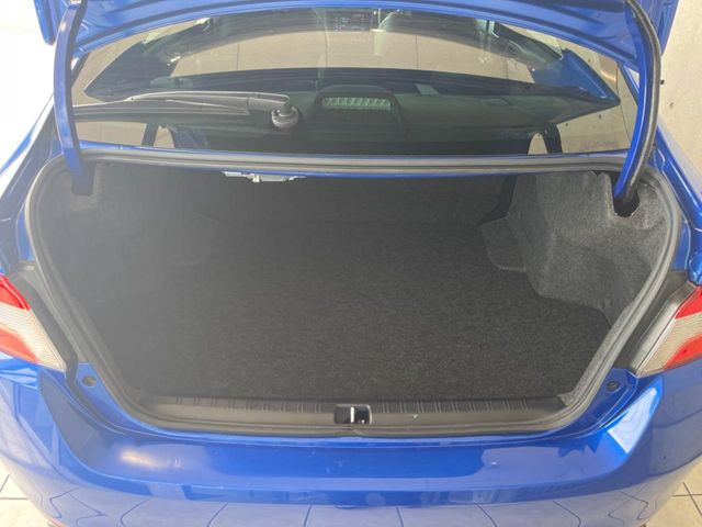 積み下ろしのしやすいデッキにはたっぷりと荷物を積み込んでいただけます。遊びから仕事まで、様々なシーンで頼れます♪