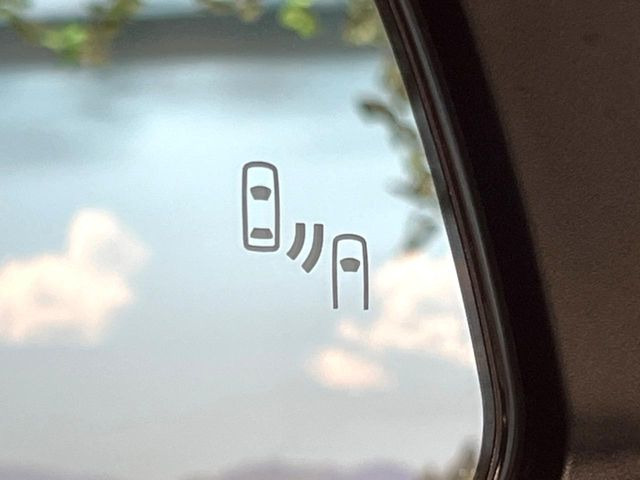 【ブラインドスポットモニター】走行中、ドアミラーの死角になりやすい箇所に後続車が接近するとサイドミラーのレンズに警告を表示!ドライバーに注意喚起をしてくれます。