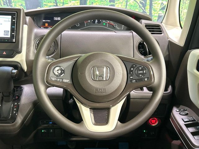 �C���e���A�ɍ��킹���f�U�C���̃X�e�A�����O�́A�^�]�������̂��Ƃ��l���A�^�]���₷���`��A�傫���ł��B�����x�A���ۂɐG���Ă��m���߂��������B