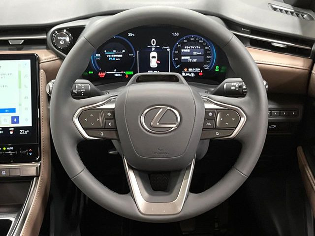 �C���e���A�ɍ��킹���f�U�C���̃X�e�A�����O�́A�^�]�������̂��Ƃ��l���A�^�]���₷���`��A�傫���ł��B�����x�A���ۂɐG���Ă��m���߂��������B