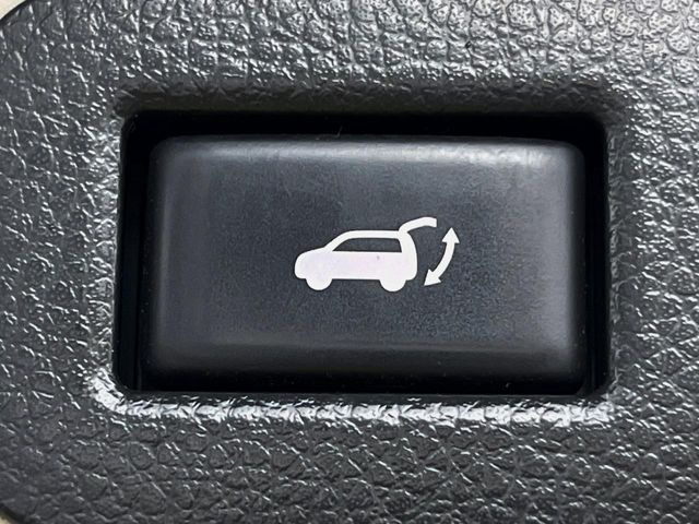 【パワーバックドア】スマートキーや運転席のボタンを押すだけでリアゲートが自動で開閉します!荷物を持っている時や、高い位置にあるバックドアを閉める際に便利な機能です♪