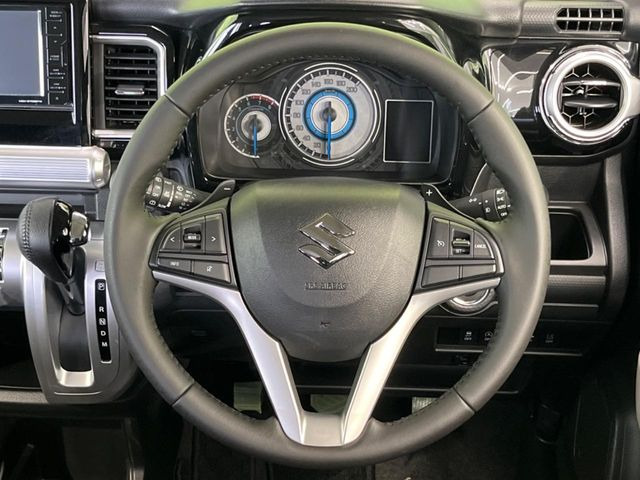 �C���e���A�ɍ��킹���f�U�C���̃X�e�A�����O�́A�^�]�������̂��Ƃ��l���A�^�]���₷���`��A�傫���ł��B�����x�A���ۂɐG���Ă��m���߂��������B