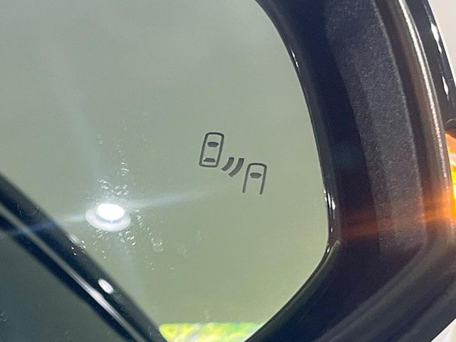 【ブラインドスポットモニター】走行中、ドアミラーの死角になりやすい箇所に後続車が接近するとサイドミラーのレンズに警告を表示!ドライバーに注意喚起をしてくれます。