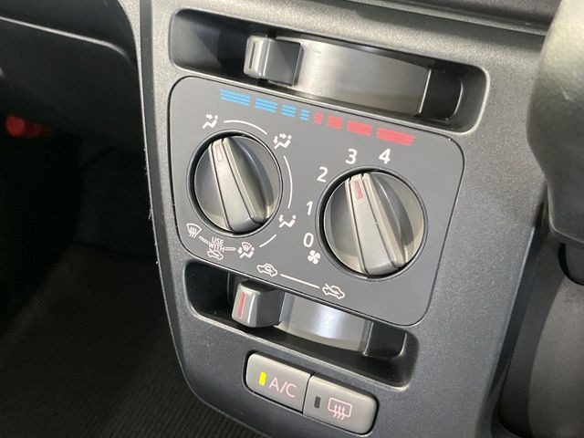 寒い冬も暑い夏も全席に快適な空調を届けてくれる、ダイヤル式エアコンを装備♪