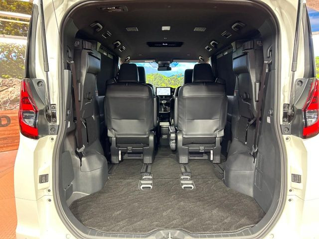 普段のお買い物や通勤、送迎等に十分な荷室スペースを確保しております。セカンドシートを倒すと、大きな荷物の積載も可能です♪
