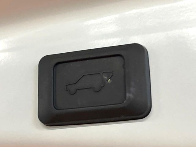 【パワーバックドア】スマートキーや運転席のボタンを押すだけでリアゲートが自動で開閉します!荷物を持っている時や、高い位置にあるバックドアを閉める際に便利な機能です♪