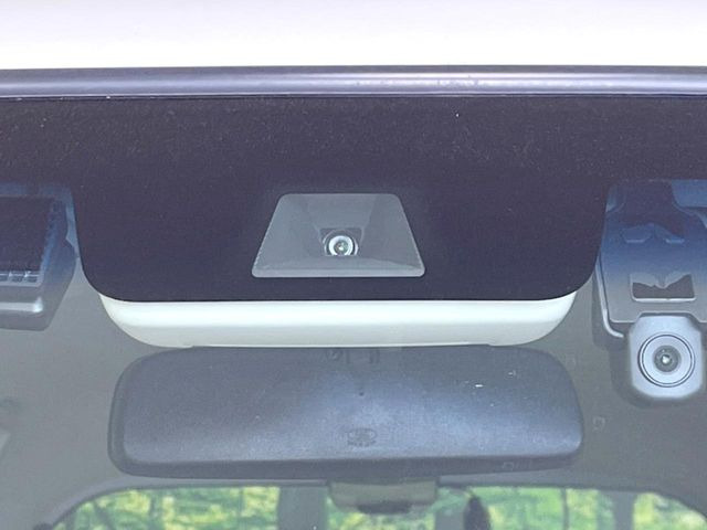 【ホンダセンシング】走行中に前方の車両等を認識し、衝突しそうな時は警報とブレーキで衝突回避と被害軽減をアシスト。より安全にドライブをお楽しみいただけます。