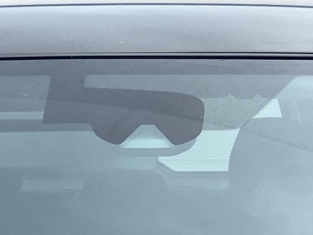【エマージェンシーブレーキ】走行中に前方の車両等を認識し、衝突しそうな時は警報とブレーキで衝突回避と被害軽減をアシスト。より安全にドライブをお楽しみいただけます。