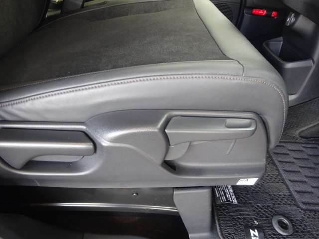 運転席にはシートリフターが付いていますので座高にあわせてドライビングポジションが決められます。