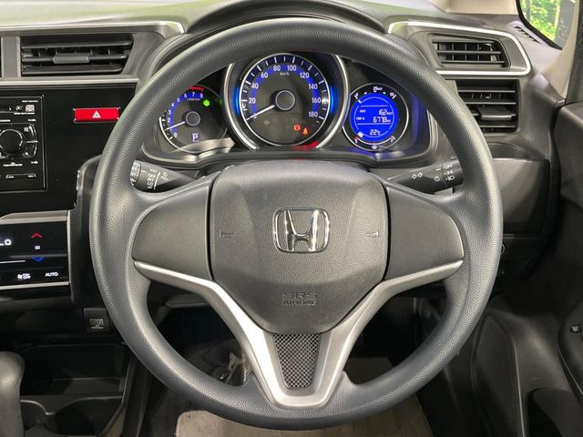�C���e���A�ɍ��킹���f�U�C���̃X�e�A�����O�́A�^�]�������̂��Ƃ��l���A�^�]���₷���`��A�傫���ł��B�����x�A���ۂɐG���Ă��m���߂��������B