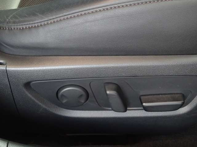 運転席にはパワーシートが付いていますので座高にあわせてドライビングポジションが決められます。