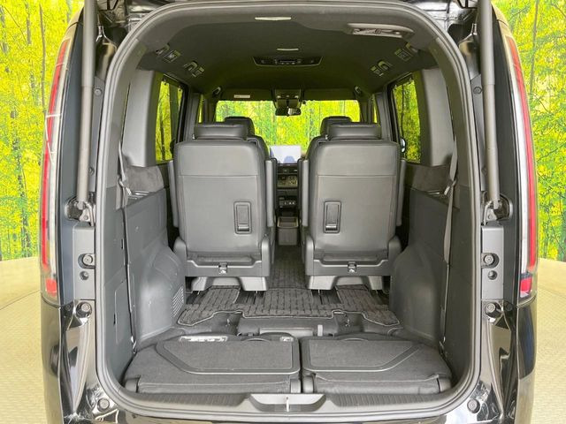 後席を格納すると、これだけの広さが!シーンに合わせたシートアレンジで、大きな荷物も積むことが出来ます♪