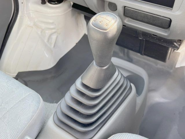 �y�h���C�u���[�h�Z���N�^�[�z�_�C������ŊȒP�Ƀ��[�h�ؑւ��\���R��d����2WD���[�h����A�ᓹ��{�i�I�ȃI�t���[�h�ł������4WD LOCK���[�h�܂ŁA���L���g�����ɑΉ����Ă��܂��B