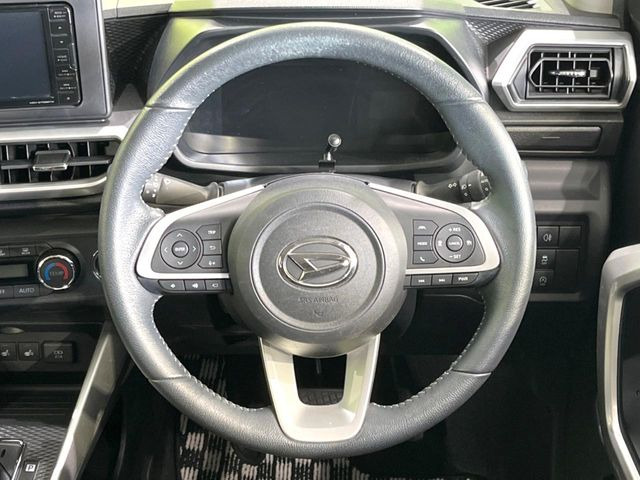 �C���e���A�ɍ��킹���f�U�C���̃X�e�A�����O�́A�^�]�������̂��Ƃ��l���A�^�]���₷���`��A�傫���ł��B�����x�A���ۂɐG���Ă��m���߂��������B