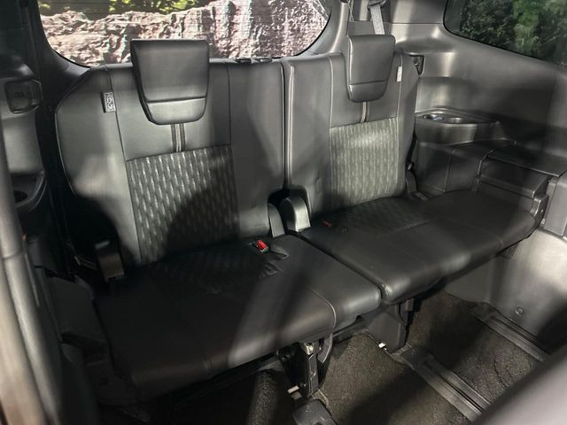 3列目シートはもちろん状態良好☆大人でもゆったりと座って頂けますので、大人数でのお出かけもラクラクです♪ご家族で、気の知れた仲間で、ドライブに行くのが楽しみですね♪