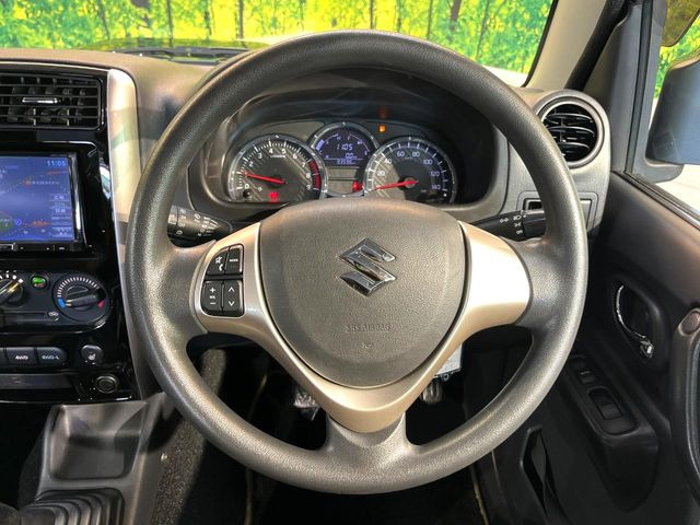 �C���e���A�ɍ��킹���f�U�C���̃X�e�A�����O�́A�^�]�������̂��Ƃ��l���A�^�]���₷���`��A�傫���ł��B�����x�A���ۂɐG���Ă��m���߂��������B