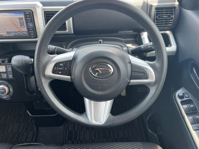 �C���e���A�ɍ��킹���f�U�C���̃X�e�A�����O�́A�^�]�������̂��Ƃ��l���A�^�]���₷���`��A�傫���ł��B�����x�A���ۂɐG���Ă��m���߂��������B