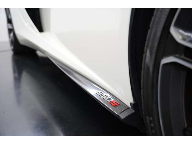 650PS�𔭊�����3.8L V8�c�C���^�[�{�G���W���𓋍ڂ��A�ԑ̃t���[���ɂ̓}�N���[�����Ǝ��̃J�[�{���t�@�C�o�[�����m�R�b�N�u���m�Z���v���̗p����Ă��܂��B