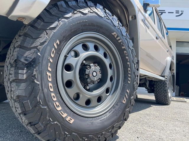 �y16�C���`�A���~�z�C�[���z�O�ςɃ}�b�`�����A���~�z�C�[���𑕒����Ă���܂��B�e��A���~�z�C�[����A�X�^�b�h���X�^�C�����戵�����Ă���܂��B���񂲑��k����������