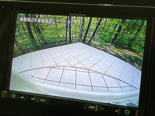 【バックカメラ】駐車時に後方がリアルタイム映像で確認できます。大型商業施設や立体駐車場での駐車時や、夜間のバック時に大活躍!運転スキルに関わらず、今や必須となった装備のひとつです!