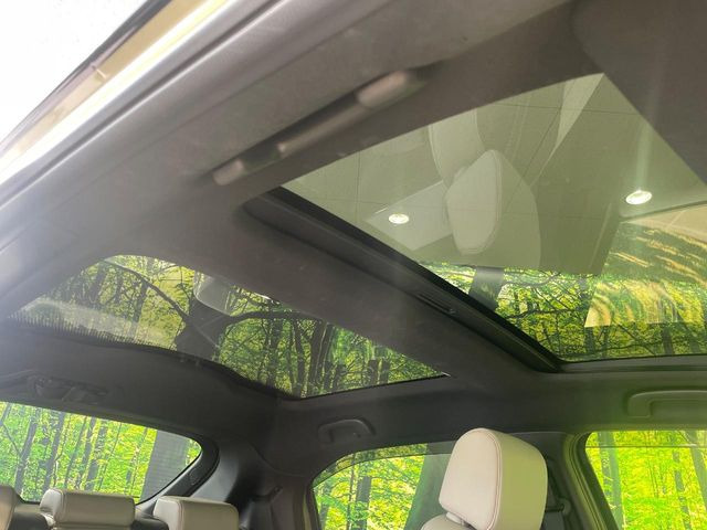 【ガラスルーフ】ガラスルーフ搭載で車内の解放感が一気にアップ!開放的なドライブをお楽しみいただけます。