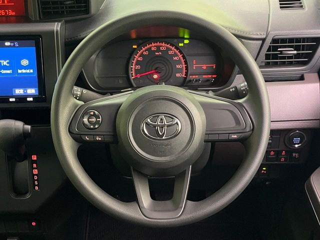 �C���e���A�ɍ��킹���f�U�C���̃X�e�A�����O�́A�^�]�������̂��Ƃ��l���A�^�]���₷���`��A�傫���ł��B�����x�A���ۂɐG���Ă��m���߂��������B