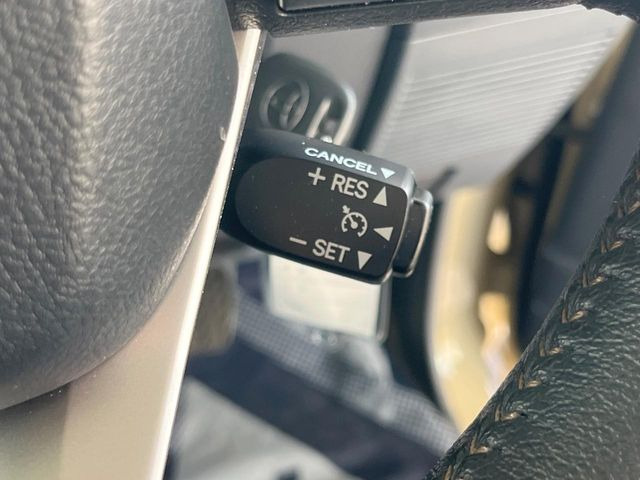 【クルーズコントロール】高速道路もラクラク走行。アクセルを離しても一定速度で走行ができ、長距離運転時の負担を軽減!加速・減速も簡単なスイッチ操作で調整できます。