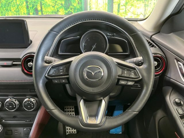 �C���e���A�ɍ��킹���f�U�C���̃X�e�A�����O�́A�^�]�������̂��Ƃ��l���A�^�]���₷���`��A�傫���ł��B�����x�A���ۂɐG���Ă��m���߂��������B