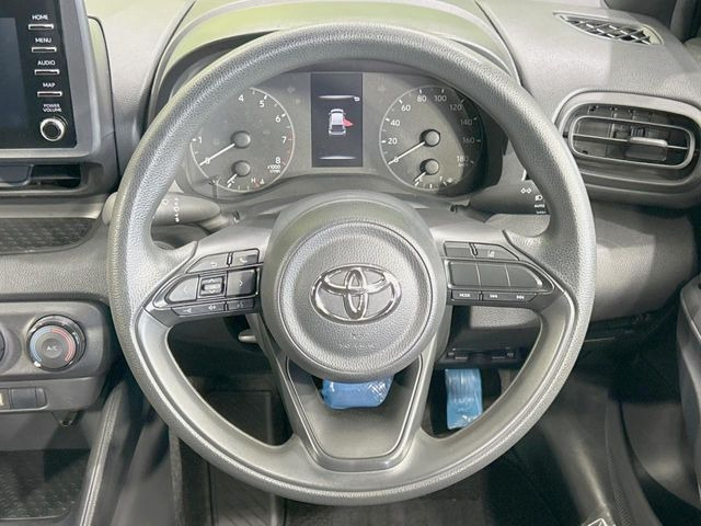 �C���e���A�ɍ��킹���f�U�C���̃X�e�A�����O�́A�^�]�������̂��Ƃ��l���A�^�]���₷���`��A�傫���ł��B�����x�A���ۂɐG���Ă��m���߂��������B