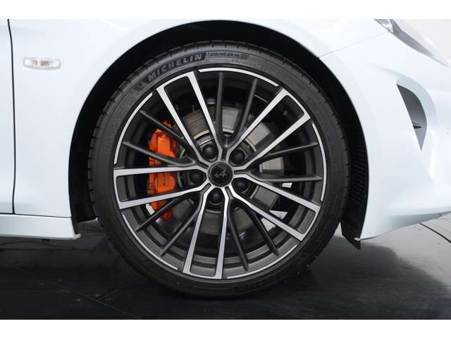 18�C���`GT RACE�A���C�z�C�[������������Ă���܂��B�I�����W�L�����p�[���z�C�[�����ۗ������Ă���܂��B