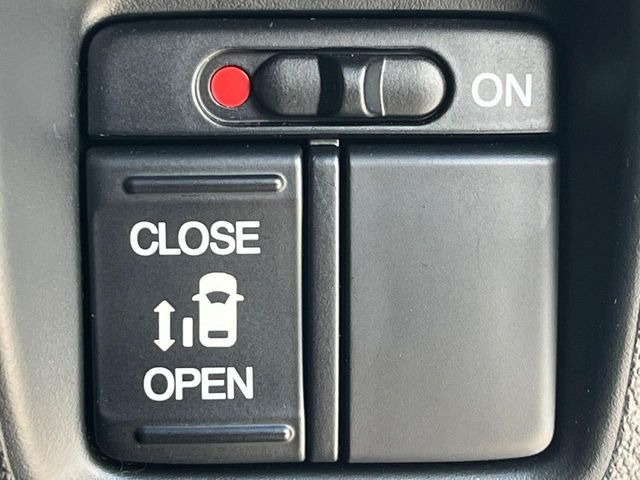 【パワースライドドア】スマートキーや運転席のスイッチでスライドドアの開閉が可能♪電動だから力を入れてドアを開ける必要が無く、小さいお子様でも、重い荷物を持っている時もラクに開け閉めできます♪