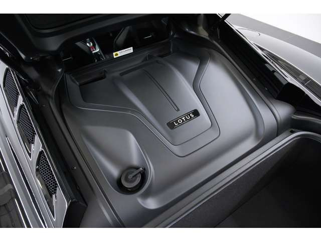 2.0L ����4�C��DOHC�^�[�{�A365ps/43.8kgm�A�S��&times;�S��&times;�S��mm 4413&times;1895&times;1226mm�A�ԗ��d�� 1470kg(�Ԍ��؋L�ڒl)
