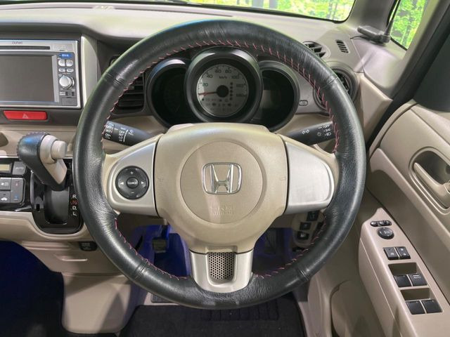 �C���e���A�ɍ��킹���f�U�C���̃X�e�A�����O�́A�^�]�������̂��Ƃ��l���A�^�]���₷���`��A�傫���ł��B�����x�A���ۂɐG���Ă��m���߂��������B