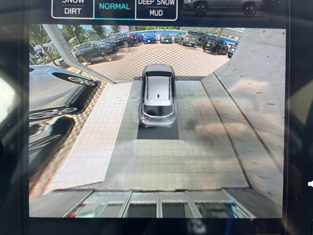 【マルチテレインモニター】車のフロントやサイドのカメラ画像を同時にモニター表示することで、悪路や狭い道を走行時でも周囲の状況確認ができ安心!本格SUVにうれしい装備です♪