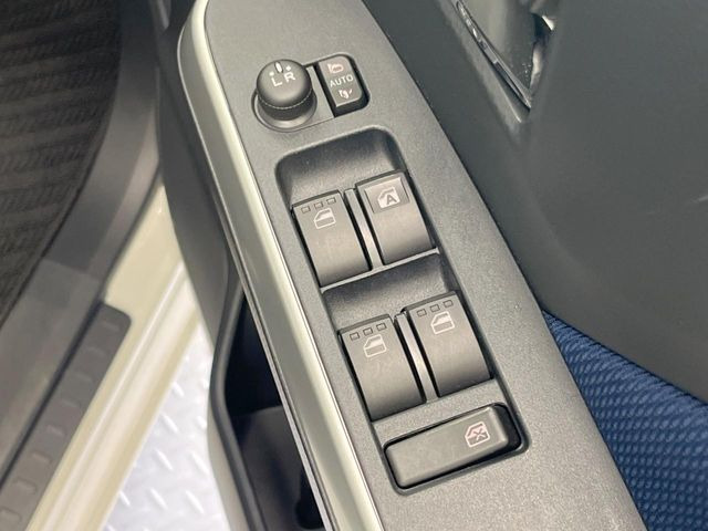 【電動格納ミラー】サイドミラーは電動格納式となっており、狭い駐車場でもキズがつくリスクを抑えられます。