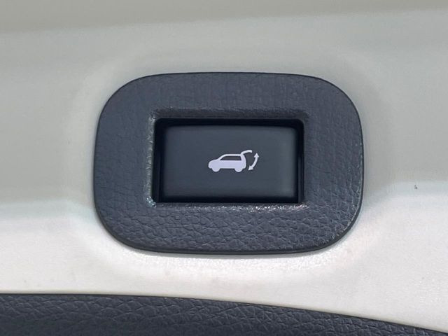 【パワーバックドア】スマートキーや運転席のボタンを押すだけでリアゲートが自動で開閉します!荷物を持っている時や、高い位置にあるバックドアを閉める際に便利な機能です♪