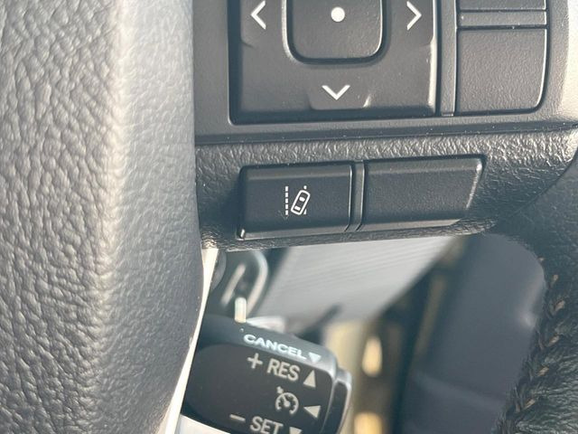 【レーントレーシングアシスト】高速道路走行時、車線からはみ出しそうになるとレーンの中央を走るようにステアリング操作をアシスト。より安全な運転をサポートしてくれます!