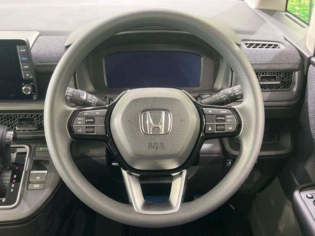 �C���e���A�ɍ��킹���f�U�C���̃X�e�A�����O�́A�^�]�������̂��Ƃ��l���A�^�]���₷���`��A�傫���ł��B�����x�A���ۂɐG���Ă��m���߂��������B