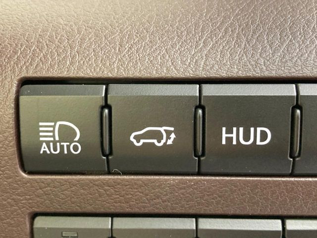 【パワーバックドア】スマートキーや運転席のボタンを押すだけでリアゲートが自動で開閉します!荷物を持っている時や、高い位置にあるバックドアを閉める際に便利な機能です♪