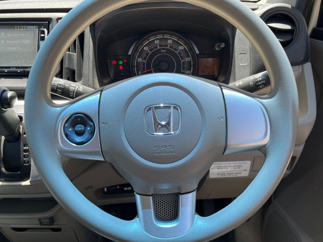 �C���e���A�ɍ��킹���f�U�C���̃X�e�A�����O�́A�^�]�������̂��Ƃ��l���A�^�]���₷���`��A�傫���ł��B�����x�A���ۂɐG���Ă��m���߂��������B