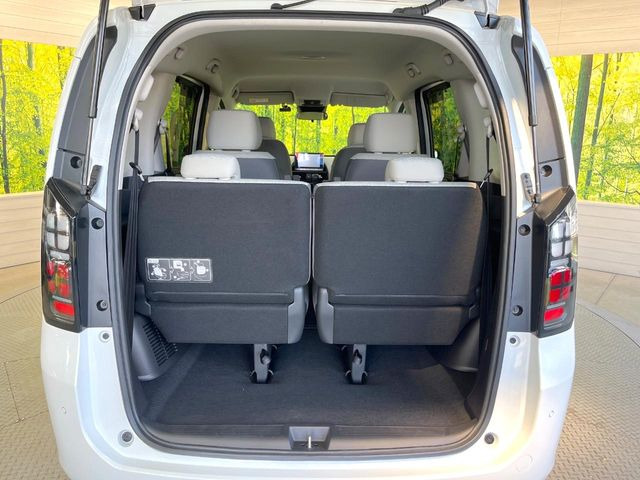 普段のお買い物や通勤、送迎等に十分な荷室スペースを確保しております。セカンドシートを倒すと、大きな荷物の積載も可能です♪