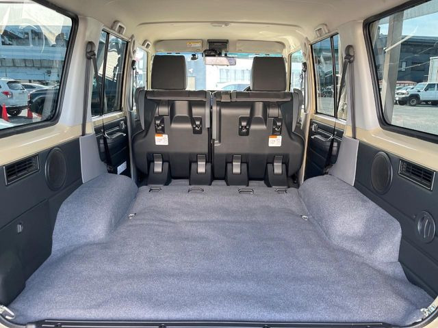 積み下ろしのしやすいデッキにはたっぷりと荷物を積み込んでいただけます。遊びから仕事まで、様々なシーンで頼れます♪