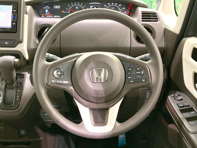 �C���e���A�ɍ��킹���f�U�C���̃X�e�A�����O�́A�^�]�������̂��Ƃ��l���A�^�]���₷���`��A�傫���ł��B�����x�A���ۂɐG���Ă��m���߂��������B